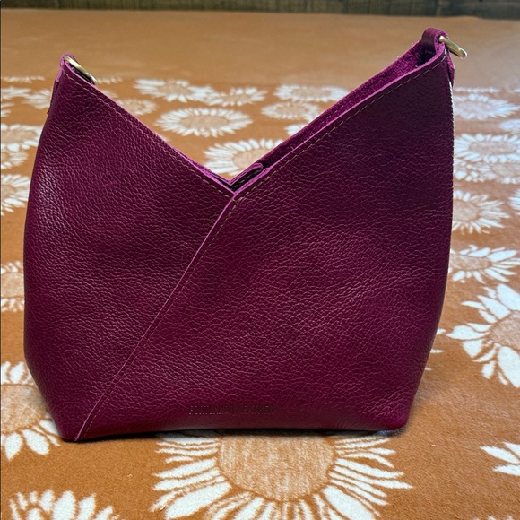 Portland Leather Women’s Shoulder Bag in Deep Plum / Fusia with Crochet Strap - Picture 2 of 7